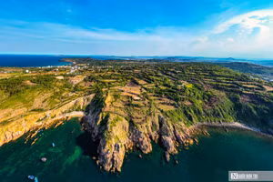 Situé à plus de 30 kilomètres de la ville de Tuy Hoa, le village de Co Thach se trouve dans le hameau de Phu Hanh, commune de Tuy An Dong, province de Dak Lak (au Centre du Vietnam) , et couvre une superficie de plus de 42 hectares. Le site conserve de nombreux murs de pierre, anciennes maisons de pierre et puits ancestraux. L’ensemble évoque un véritable musée de pierre à ciel ouvert, sauvage et majestueux face à la mer. Photo : nguoiduatin.vn
