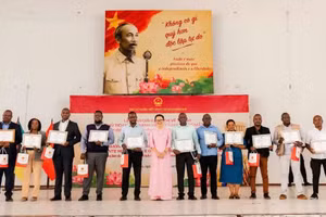 Cérémonie de remise des Prix du concours de peinture « Le Président Hô Chi Minh et le Vietnam à travers mes yeux ». Photo : NDEL.