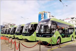 VinBus a achevé la conversion de tous les véhicules assurant les lignes 33 et 150 à Hô Chi Minh-Ville en bus électriques. Photo : NDEL.