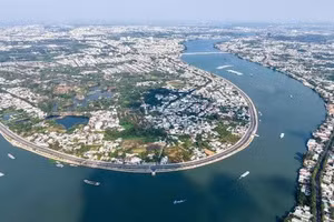 Vue panoramique du fleuve Dong Nai traversant la ville de Bien Hoa. Le fleuve serpente entre îlots verdoyants et zones résidentielles densément peuplées - véritable colonne vertébrale du paysage aménagé comme axe de développement stratégique, harmonisant développement urbain moderne et préservation de la nature. Photo : VGP.