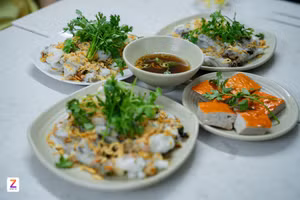 Rouleaux de riz farcis à la viande, aux crevettes et au poulet, servis avec une saucisse de porc à la cannelle. Photo : znews.vn
