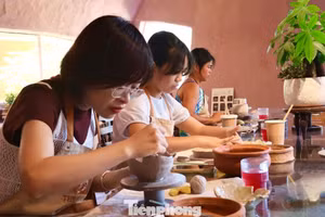 Après de longues heures absorbés par les études ou submergés par un travail stressant, beaucoup de jeunes de Da Nang se tournent vers ces ateliers traditionnels pour changer de rythme. Photo : tienphong.vn
