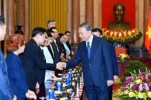 Le secrétaire général du PCV et président de la République, To Lam, reçoit les chefs de délégation, experts, universitaires et représentants d’organisations internationales participant au Forum de l’avenir de l’ASEAN 2026. Photo : NDEL