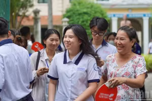 Les candidats affichent des sourires radieux après avoir terminé l’épreuve de mathématiques de l’examen national de fin d’études secondaires 2026. Photo : NDEL.