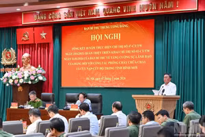 Tran Cam Tu, permanent du Comité central du PCV, prononce un discours lors de la conférence. Photo : NDEL