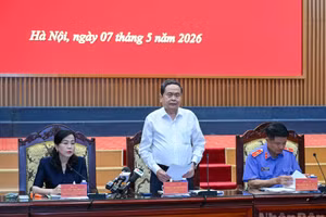 Tran Thanh Man, membre du Bureau politique, président de l'Assemblée nationale et chef de l'équipe d'inspection et de supervision n° 11 du Bureau politique, prend la parole lors de la réunion. Photo : NDEL.