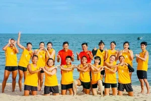L’équipe féminine vietnamienne de beach handball. Photo: PICHOOF