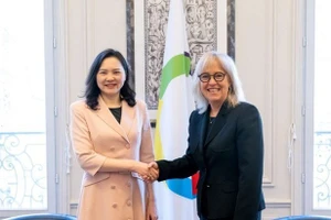 L’ambassadrice Nguyên Thi Vân Anh (à gauche) rencontre Caroline St-Hilaire, administratrice de l’OIF. Photo : nhandan.vn