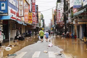 Les ordures s'amoncellent après les inondations à Huê. Photo : nongnghiepmoitruong.vn