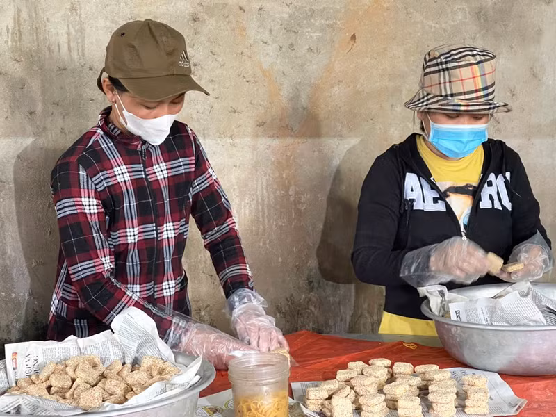 « Les deux étapes les plus importantes dans la préparation des biscuits au sésame sont le séchage et la cuisson du sucre », a partagé Vo Thi Kim Hoanh, 60 ans, qui fabrique des biscuits au sésame depuis l’âge de 13 ans.
