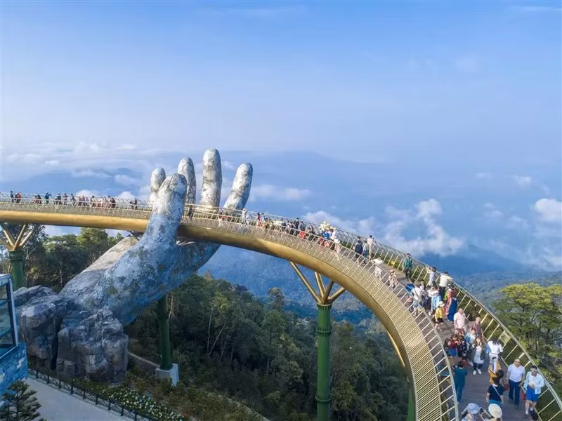 Le pont d'Or du complexe Sun World Bà Nà Hills (Da Nang) est décrit comme "une source d'inspiration inépuisable pour la photographie aérienne". Photo: Daniel Kordan/Daily Mail