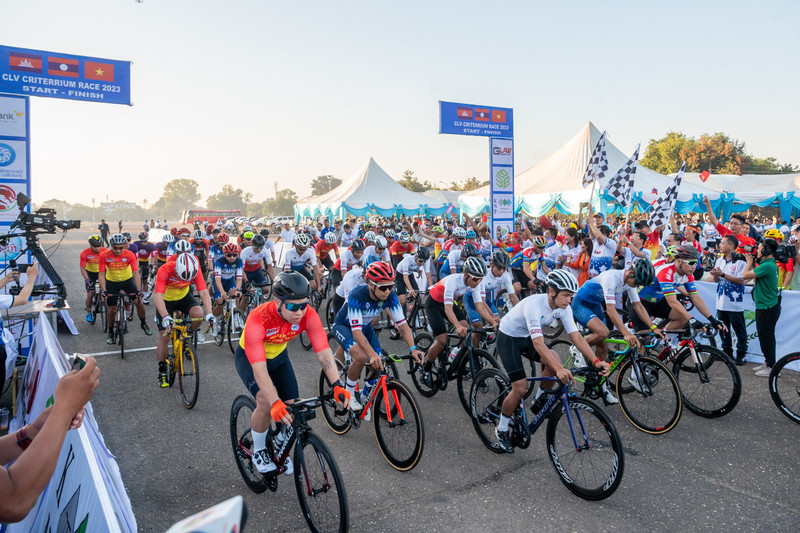 Les coureurs à la première course cycliste de l'amitié Vietnam – Laos – Cambodge, le 6 décembre à Vientiane. Photo : quochoi.vn