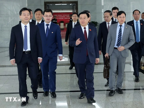Le Président de l'AN vietnamienne, Vuong Dinh Huê, visite la SHFTZ. Photo : VNA.