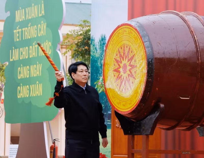 Le chef de l’État assiste à la Fête de plantation d'arbres de printemps à Lang Son. Photo: VNA 