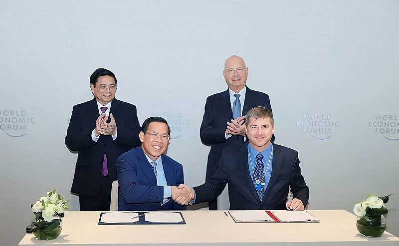 Le Premier ministre vietnamien Pham Minh Chinh (debout à gauche) et le professeur Klaus Schwab (debout à droite), fondateur et président exécutif du FEM, lors de la cérémonie de signature de l'accord de coopération sur la création du C4IR à Hô Chi Minh-Ville. Photo : VNA.