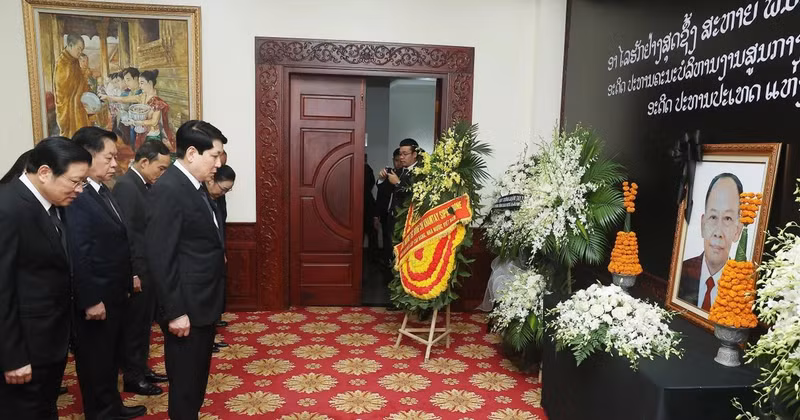 Les dirigeants vietnamiens rendent hommage à l'ancien président lao Khamtay Siphandone. Photo : VNA. 