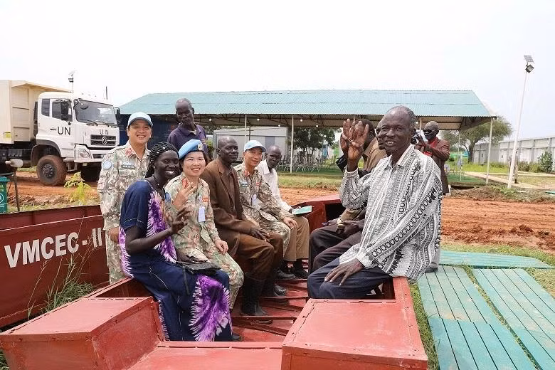 La joie des gens en recevant le bateau réparé. Photo : Corps du génie de l'Armée vietnamienne .