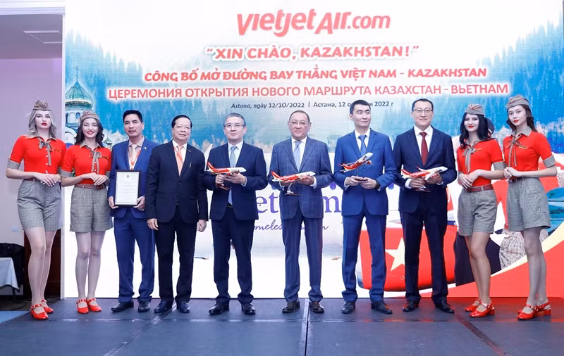 La Compagnie aérienne du Vietnam Vietjet Air a annoncé en octobre 2022 l’ouverture de la ligne directe reliant la ville d'Almaty du Kazakhstan à la ville de Nha Trang du Vietnam. Photo: VGP. La Compagnie aérienne du Vietnam Vietjet Air a annoncé en octobre 2022 l’ouverture de la ligne directe reliant la ville d'Almaty du Kazakhstan à la ville de Nha Trang du Vietnam. Photo: VGP.