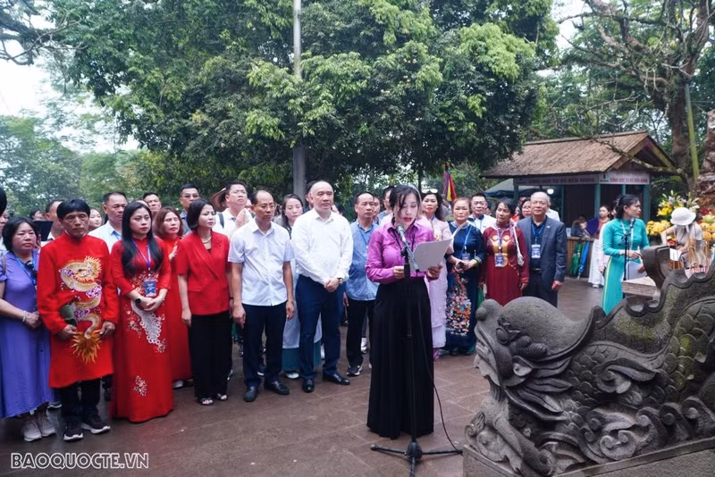 En ces journées d’avril, des millions de pèlerins et de touristes étrangers affluent au Temple des rois Hùng, sur le mont de Nghia Linh, ville de Viêt Tri, dans la province de Phu Tho, à la mémoire des rois fondateurs, dans un des événements culturels et religieux les plus importants du Vietnam. Photo: baoquocte.vn. En ces journées d’avril, des millions de pèlerins et de touristes étrangers affluent au Temple des rois Hùng, sur le mont de Nghia Linh, ville de Viêt Tri, dans la province de Phu Tho, à la mémoire des rois fondateurs, dans un des événements culturels et religieux les plus importants du Vietnam. Photo: baoquocte.vn.