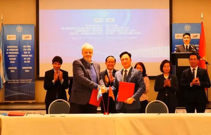 Signature des accords de coopération entre les entreprises vietnamiennes et argentines à l'issue de la conférence. Photo: KTDT.