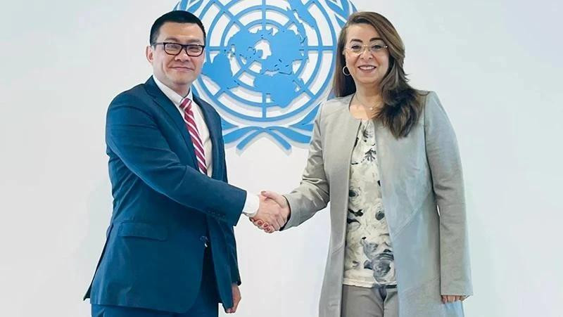 La Directrice exécutive de l’Office des Nations Unies contre la drogue et le crime (ONUDC), Ghada Fathi Waly, et l’ambassadeur Vu Le Thai Hoang, chef de la Mission permanente du Vietnam auprès des Nations Unies et des organisations internationales à Vienne. Photo : NDEL. 