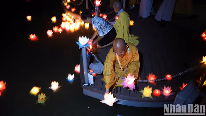 Des milliers de personnes prient pour la paix et la prospérité, avec le souhait que l’humanité puissent surmonter toutes les difficultés et les souffrances. Photo : The Anh/NDEL.