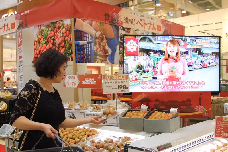 Des fruits vietnamiens en vente dans un supermarché japonais. Photo: VNA.