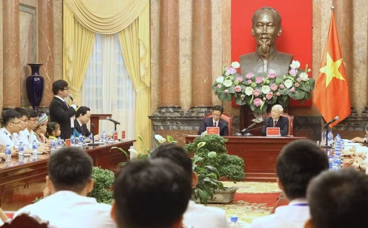 Pham Duc Anh, double médaillé d'or aux Olympiades internationales de chimie, partage son histoire avec le Secrétaire général du PCV Nguyên Phu Trong. Photo: Giaoducthoidai.vn