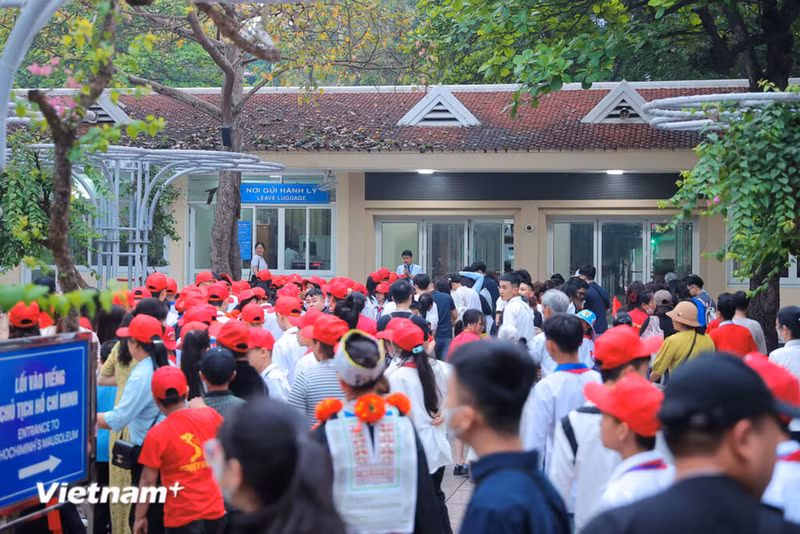 Des groupes d’élèves et de représentants des minorités ethniques visitent le mausolée.