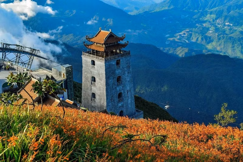 Mais non seulement la couleur violet douce et rêveuse, mais aussi la charmante couleur rouge orangé du mont Fansipan fascine également de nombreuses personnes.