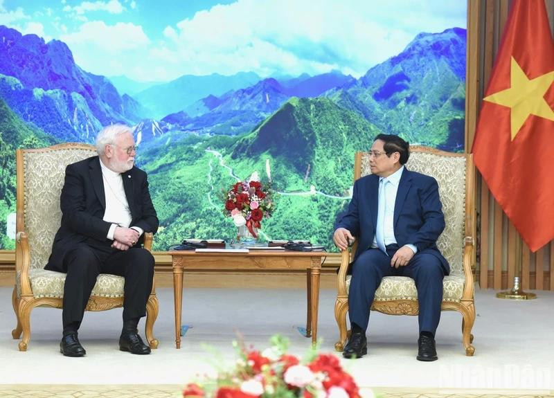 Le PM vietnamien Pham Minh Chinh (à droite) et l’archevêque Paul Richard Gallagher, secrétaire du Vatican pour les Relations avec les États et les organisations internationales, en visite au Vietnam. Photo : NDEL.
