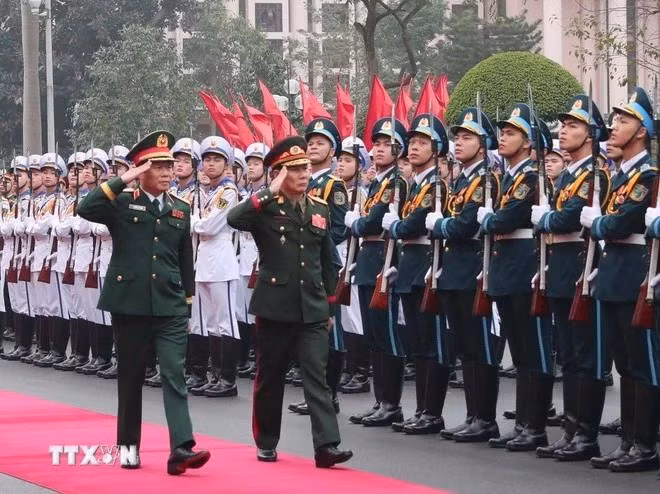 Le général Nguyên Tân Cuong, chef d'état-major général de l'Armée populaire du Vietnam et vice-ministre de la Défense et le général de division Saichay Kommasith, vice-ministre lao de la Défense et chef d'état-major général de l'Armée populaire lao. Photo: VNA 