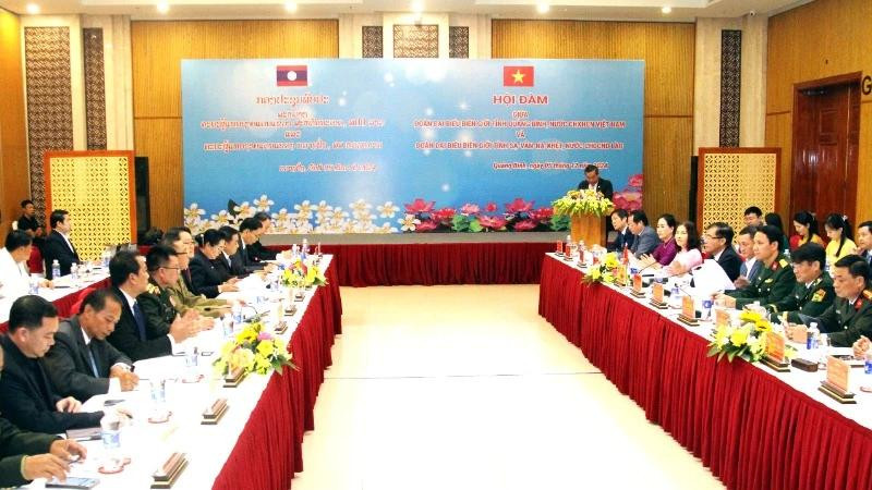 Vue générale de l'entretien entre les autorités de la province vietnamienne de Quang Binh et de celle laotienne de Savannakhet sur la coopération bilatérale dans la protection des frontières, le 5 décembre, dans la ville de Dong Hoi (au centre du Vietnam). Photo : NDEL.
