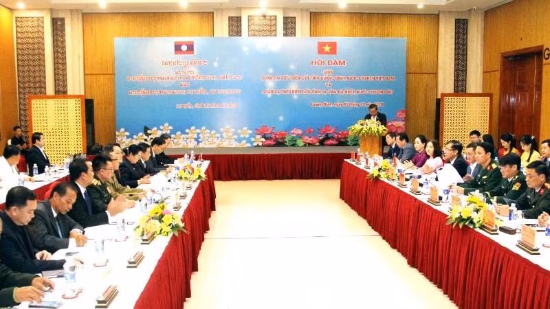 Vue générale de l'entretien entre les autorités de la province vietnamienne de Quang Binh et de celle laotienne de Savannakhet sur la coopération bilatérale dans la protection des frontières, le 5 décembre, dans la ville de Dong Hoi (au centre du Vietnam). Photo : NDEL.