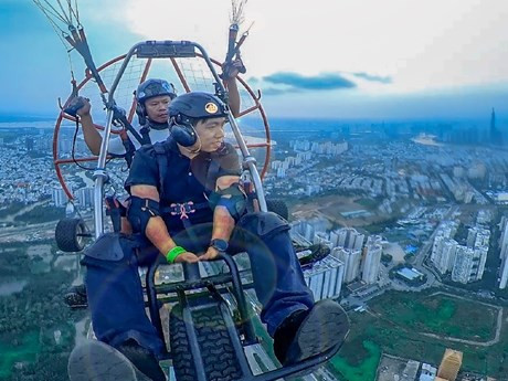 Les touristes peuvent expérimenter le paramoteur et admirer Hô Chi Minh-Ville d'en haut. Photo : VNA.