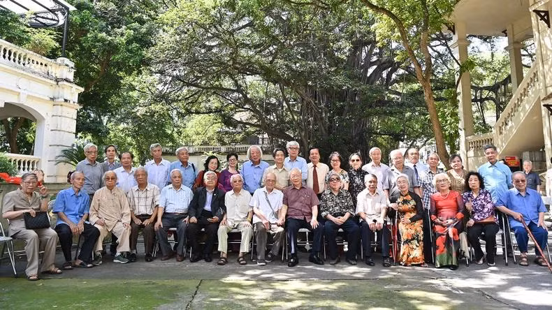 L'exposition est une bonne occasion pour les gens de revenir sur les images du défunt Secrétaire général du Parti Nguyên Phu Trong pendant ses nombreuses années de travail. Sur la photo : Rencontre entre le Secrétaire général du Parti Nguyên Phu Trong et ses amis de la classe de littérature (promotion VIII, année scolaire 1963-1967) de l'Université générale de Hanoï (actuellement l'Université nationale du Vietnam) en juin 2022 au siège du journal Nhân Dân, à l'occasion du 55e anniversaire de leur obtention des diplômes universitaires. Photo: Duy Linh/NDEL.