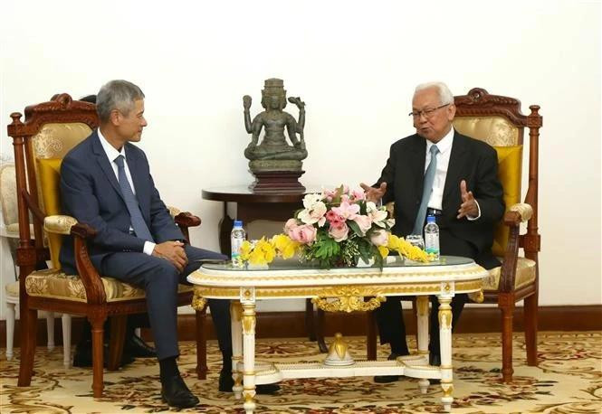 L'ambassadeur du Vietnam au Cambodge, Nguyên Minh Vu (gauche) rencontre le président du Conseil constitutionnel Im Chhun Lim. Photo : VNA. 