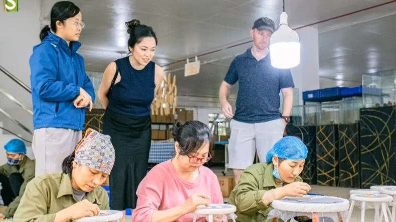 Les peintures en feuilles sont devenues un cadeau souvenir bien apprécié des touristes. Photo : NDEL