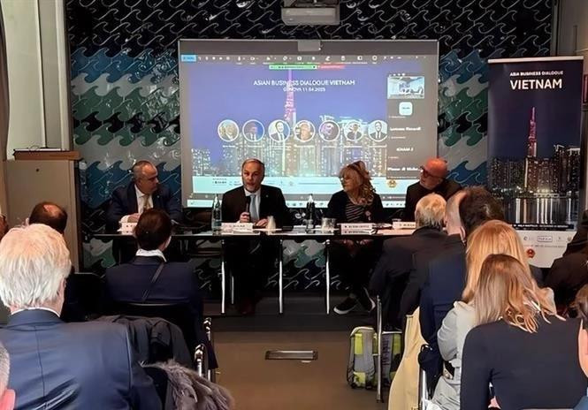 Dialogue d'affaires Asie-Vietnam, axé sur les opportunités de coopération économique, culturelle et d'innovation entre la Ligurie et le Vietnam. Photo : VNA. 