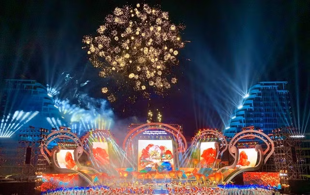 Lors du Festival des flamboyants rouges, le certificat d’inscription sur la liste de patrimoine naturel mondial à la baie d'Ha Long (province de Quang Ninh) et à l’archipel de Cat Bà (ville portuaire de Hai Phong) a été rémis. Photo : journal Hai Phong