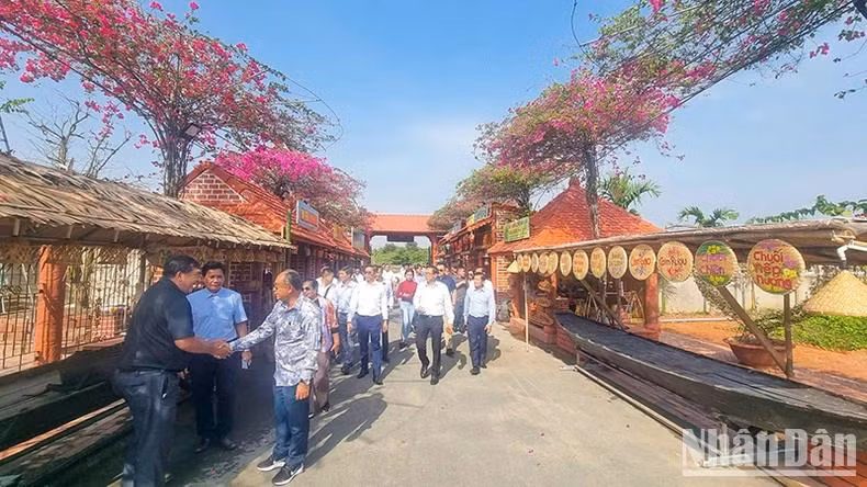 La délégation de la province cambodgienne de Banteay Meanchey visite la maison de poterie Tu Buoi, dans le quartier 5, ville de Vinh Long, province de Vinh Long (dans le delta du Mékong). Photo: NDEL La délégation de la province cambodgienne de Banteay Meanchey visite la maison de poterie Tu Buoi, dans le quartier 5, ville de Vinh Long, province de Vinh Long (dans le delta du Mékong). Photo: NDEL