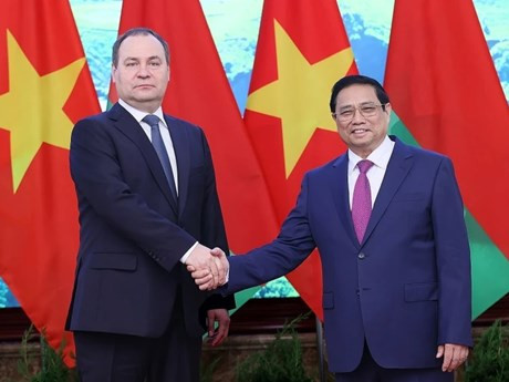 Le PM vietnamien, Pham Minh Chinh (à droite) et son homologue biélorusse, Roman Golovchenko, le 8 décembre à Hanoi. Photo : VNA.