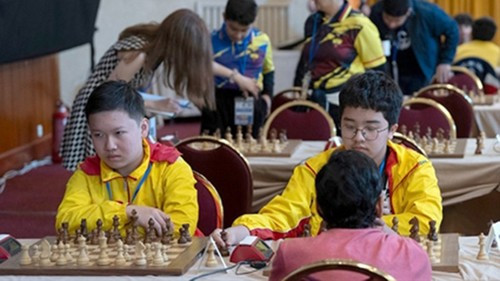 Nguyễn Nam Kiệt (à gauche) réalise une performance impressionnante lors du Championnat du monde d’échecs rapides et blitz pour jeunes 2025. Photo : NDEL.