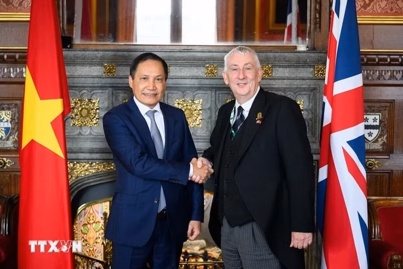 L'ambassadeur du Vietnam au Royaume-Uni, Do Minh Hung (gauche), et le président de la Chambre des communes du Royaume-Uni, Lindsay Hoyle. Photo : VNA.