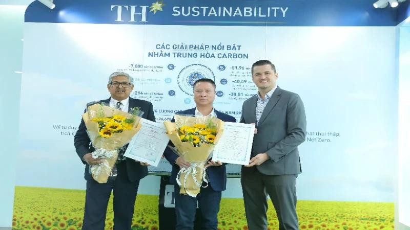 Des représentants de la société par actions du lait TH et de la SARL d'eau pure Nui Tiên, filiales du groupe laitier TH True Milk, reçoivent le 4 avril, des certificats de neutralité carbone selon la norme PAS 2060:2014. Photo : nhandan.vn 