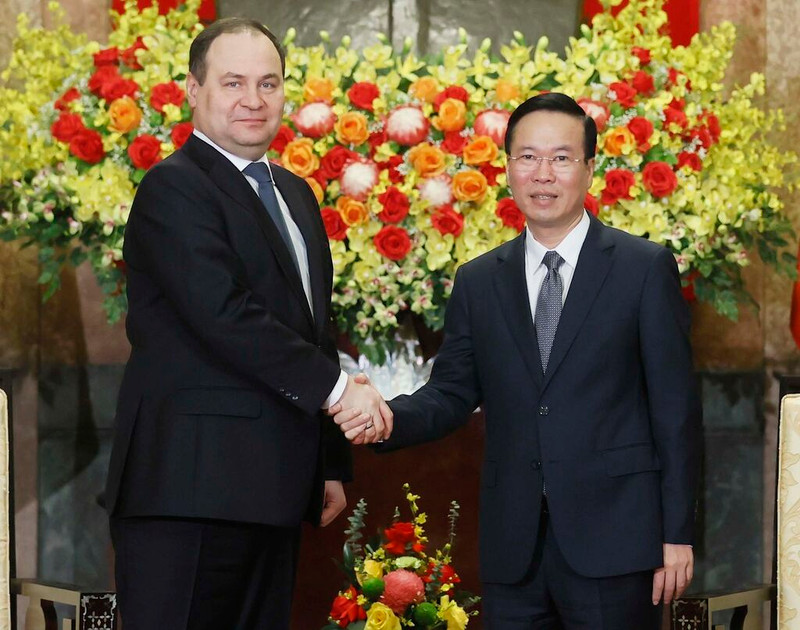 Le Président vietnamien, Vo Van Thuong (à droite) et le PM biélorusse, Roman Golovchenko, le 8 décembre à Hanoi. Photo : VNA.