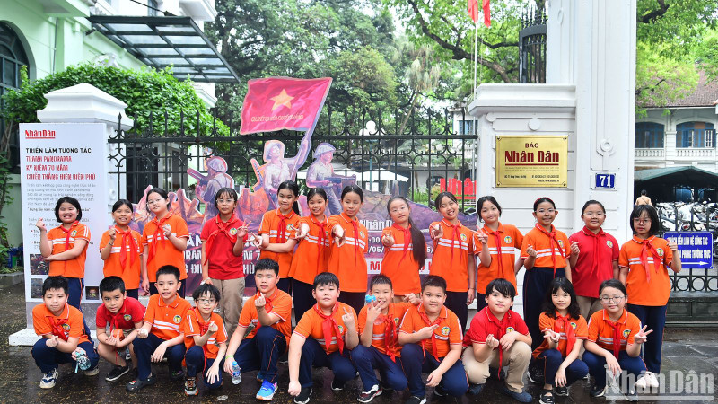 Les élèves en CM1 de l'école primaire Trang An de Hanoï ont eu l'occasion de découvrir la Victoire de Diên Biên Phu lors de l'exposition panoramique interactive sur cette victoire historique de l'armée et du peuple vietnamiens au siège du journal Nhân Dân, le 7 mai. Photo: NDEL.