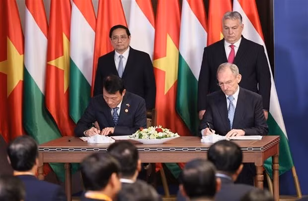 Le PM Pham Minh Chinh et son homologue hongrois Viktor Orban assistent à la cérémonie de signature d'un document de coopération entre le ministère vietnamien de la Sécurité publique et le ministère hongrois de l'Intérieur. Photo : VNA.