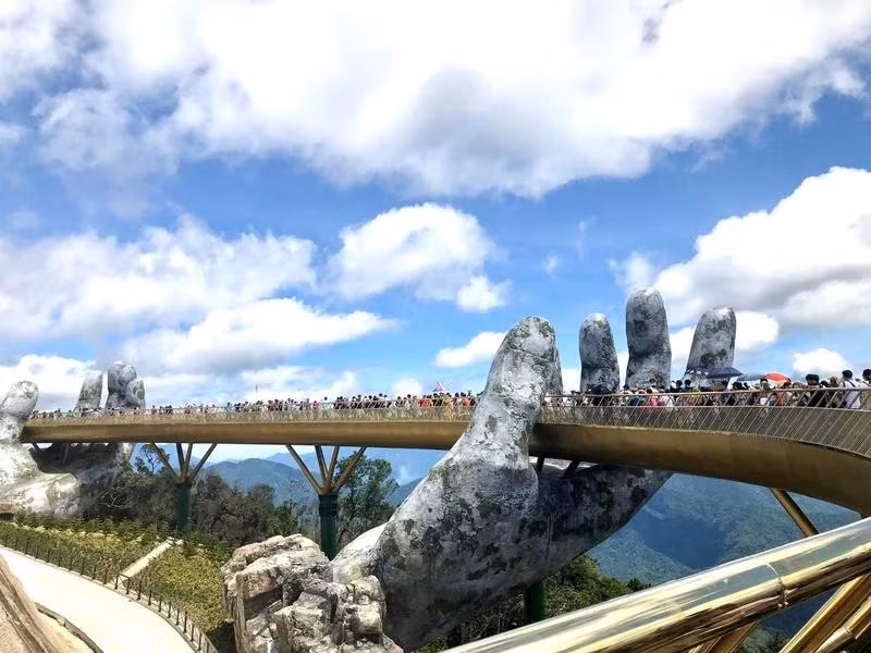 Le pont d'Or (Golden Bridge ou Cầu Vàng en vietnamien) dans la ville côtière centrale de Da Nang a été classé parmi les plus époustouflants ponts du monde. Photo: NDEL. 