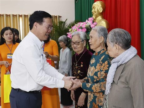 Le Président vietnamien Vo Van Thuong (à gauche) remet des cadeaux à des contributeurs à la cause révolutionnaire, à des familles bénéficiaires de politiques sociales dans le district de Trà Ôn, province de Vinh Long. Photo : VNA.